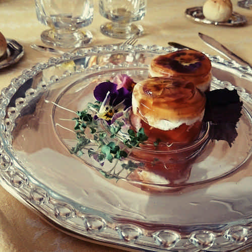 Huevos en gelée con foie o salmón ahumado