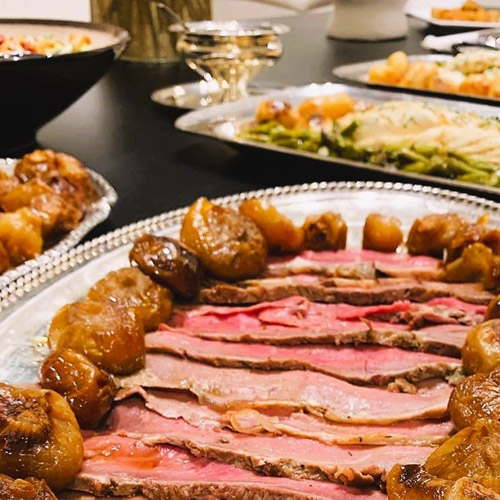 Roast beef con crema de patata y castaña, salsa de oporto y cebollitas caramelizadas