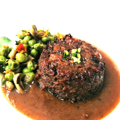 Rabo de toro confitado a la antigua, deshuesado, con su salsa y guarnición